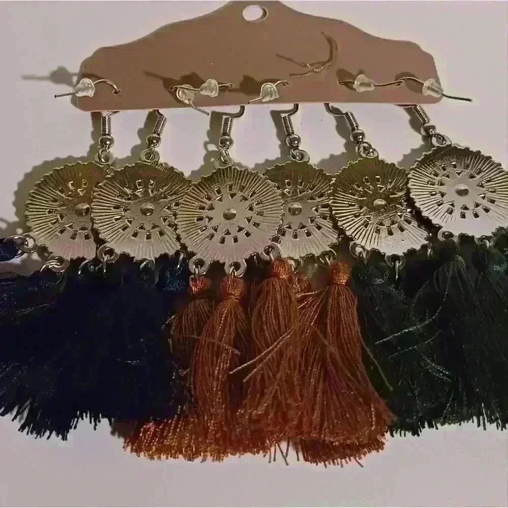 Three pair of round flower earrings. - Picture 3 of 3